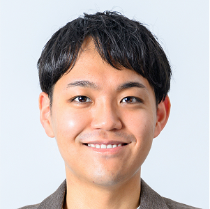 2022年富士フイルム株式会社に入社。翌年4月よりICT戦略部にて、グループ全社のデータ分析基盤としてSnowflakeの展開を推進。同時に、イメージング・インフォマティクスラボにて、コーポレート部門向けデータ分析システムや、社内向け生成AI基盤の開発を担当。Snowflakeを中心としたデータ基盤の展開と、その活用によるアプリケーション開発の両面からDXの推進に尽力。