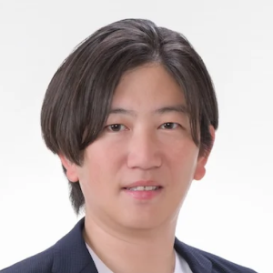 2017年にANAにキャリア採用で入社し、お客様を基軸としたリアルタイム性のあるデータ基盤を活用したCX向上施策の推進やデジタルマーケティングの高度化、空港や機内やコンタクトセンターにおける横断的なデータ活用推進を担当してきた。現在は、ANAグループ全体におけるデータマネジメント（基盤、データ活用、ガバナンス、人財など）の取り組みをリードしており、入社後、一貫してデータに関する取り組みに携わっている。