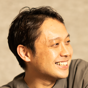 データ&テクノロジー関連プロダクト開発を約20年。2015年にテレビCMとデジタル広告の統合マーケティングプラットフォーム STADIAの開発を担当し、プロジェクトを牽引。プラットフォーム企業のデータクリーンルーム構築を行う専門チームのマネジメントとして、電通のデータ・マーケティング基盤開発を推進、独自プラットフォーム TOBIRASの開発を担う。現在、データ&テクノロジー領域の1stPartyデータ活用、生成AIソリューション開発、スマートホームプロダクト開発等、新規プロダクト及びそのプロダクトのグローバル展開を推進中。