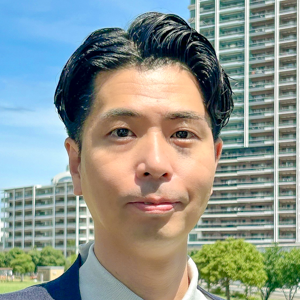2019年3月、三井物産流通グループ株式会社（旧ベンダーサービス株式会社）に入社し、需給管理業務に従事。
2022年より大手小売向け商内のシステム開発プロジェクトに参画し、ユーザー部門チームのリーダーポジションを務めた。
活動を経てシステムと業務の関連性を学び、現場のIT知見向上の重要性を実感。
2025年より業務イノベーション部 部長に就任。他商内向けのシステム開発に携わり、ユーザー部門のシステム開発内製化人員の育成に取り組んでいる。