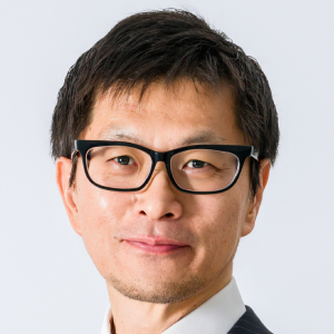 早稲田大学を卒業後、2004年に日産自動車へ入社。IS/IT領域を中心に、マーケティング・営業、アフターセールス、コネクテッドカーサービス、業務システムなど多様な事業領域における変革をリード。アジア・オセアニア地域でのグローバル事業経験に加え、人材マネジメントや新規事業開発にも従事。現在はチーフデジタルインフォメーションオフィサー（CDIO）として、全社DXおよびイノベーション推進を統括し、デジタルを活用した企業変革を牽引している。