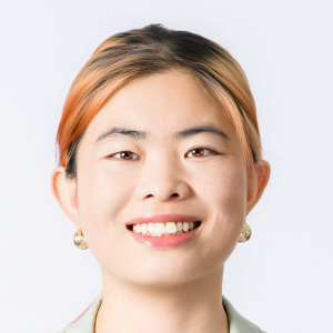 中国電子科技大学（UESTC）にて計算機科学の修士号を取得。ご縁に恵まれ、バイドゥ（Baidu）、テンセント（Tencent）など中国の大手テクノロジー企業で大規模データ基盤に携わった後、来日。気づけば中国・日本で8年ほどデータと向き合ってきた。現在はカタリナマーケティングジャパンのデータエンジニアリングチームの一員として、Snowflake を中核としたデータ基盤の構築・運用に携わっている。まだ手探りながら、チームで Snowflake の AI 機能の活用にも挑戦しており、社内外のデータ活用に役立てるべく試行錯誤を重ねている。その実践知を少しでも共有できればと考えている。