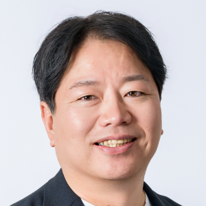 複数回の起業を経験した後、Retty、10Xにて VPoE（Vice President of Engineering）やエンジニアリング本部長に就任し、開発組織体制の構築・マネジメントに従事。2024年より JMDC に参画し、プロダクト開発部部長として、エンジニア組織の体制強化を推進。2025 年より執行役員に就任。