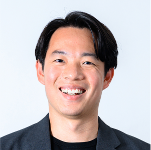 Snowflake合同会社でソリューションエンジニアを担当。
前職のBloomberg L.P.ではエンタープライズアカウントマネージャーとして大手保険会社を中心に、新規提案やソリューション営業を推進し、金融データサービスの導入拡大に貢献。経営層から現場まで多様なステークホルダーと連携し、顧客の業務変革を支援。
2025年4月より現職。
