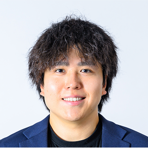 メルカリの長期インターン（機械学習エンジニア）として2017年ジョイン。2019年に株式会社メルカリ・メルペイに新卒入社。機械学習エンジニアとして金融の与信モデルや不正検知システムの構築・運用に従事し、その後は金融領域のPdMを経験。その他レコメンドシステムの構築・運用、機械学習システム全般の設計・開発・運用の経験を持つ。2024年5月より現職。