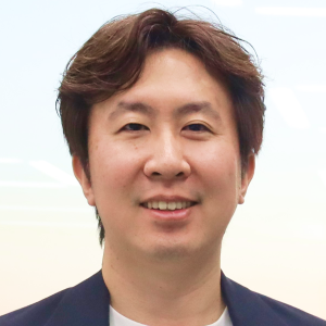 2007年 KDDI株式会社に新卒入社。Web・アプリサービスの新規事業開発・プロダクトマネージャーを経て、2014年からKDDI総合研究所に出向。データサイエンス・Auto MLなどの研究開発を通じた事業支援を実施。2020年データガバナンス室長として、KDDIグループのプライバシーガバナンスに従事し、2023年よりData&AIセンター長として、AI・データのガバナンスと利活用の全社戦略立案と推進を担当。2026年からは現職でAI 領域での新規事業を推進。