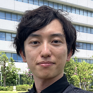 2024年にデンソーへ入社し、Snowflakeを中核とした全社横断のデータ活用基盤の開発・運用を担当している。グループ会社を含む幅広いユーザーに向けて、基盤の整備や利用支援に取り組む。現在は、3,000人を超えるユーザーに活用されるまでに成長し、デンソーグループにおけるデータドリブンな意思決定の推進に貢献している。